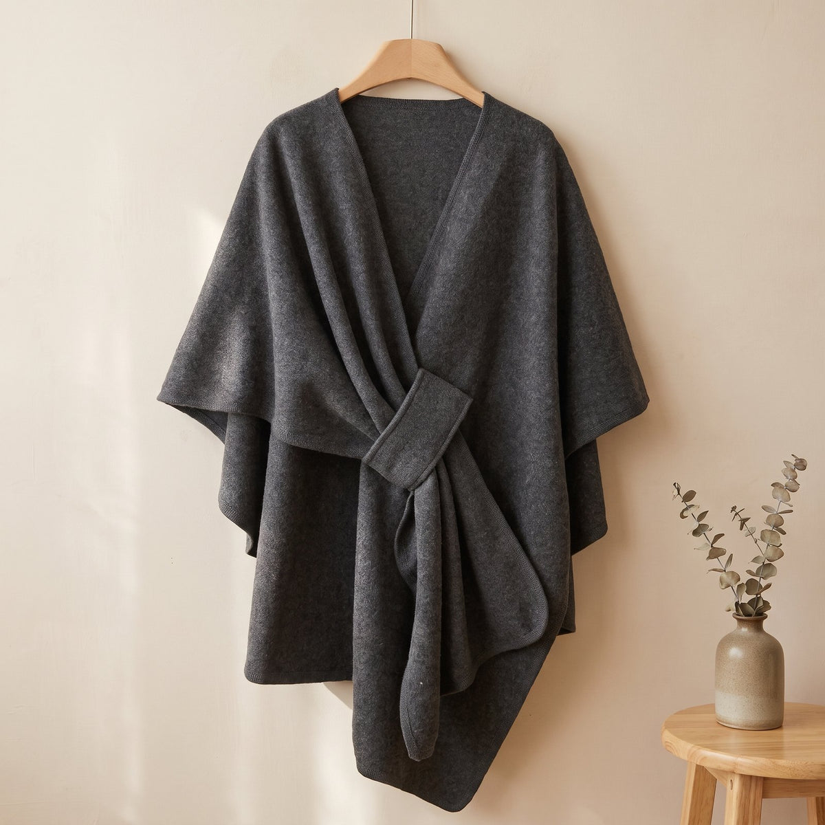 Das Elegante Cape – Strick-Cape in Dunkelgrau