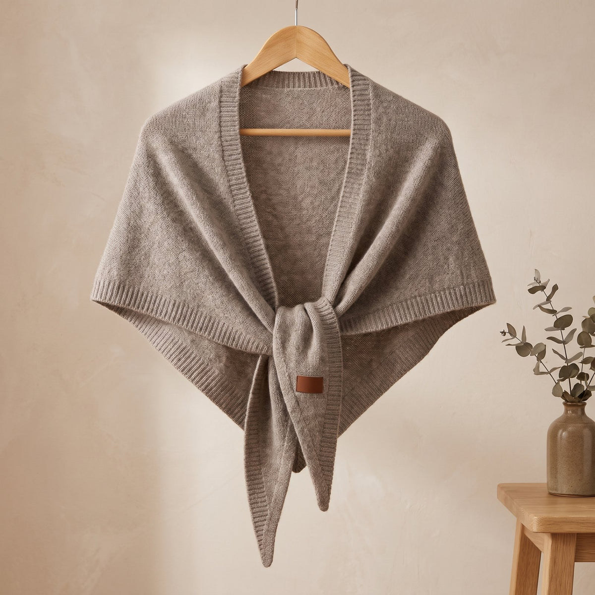 Das Feine Tuch – Dreieckstuch aus Feinstrick in Taupe