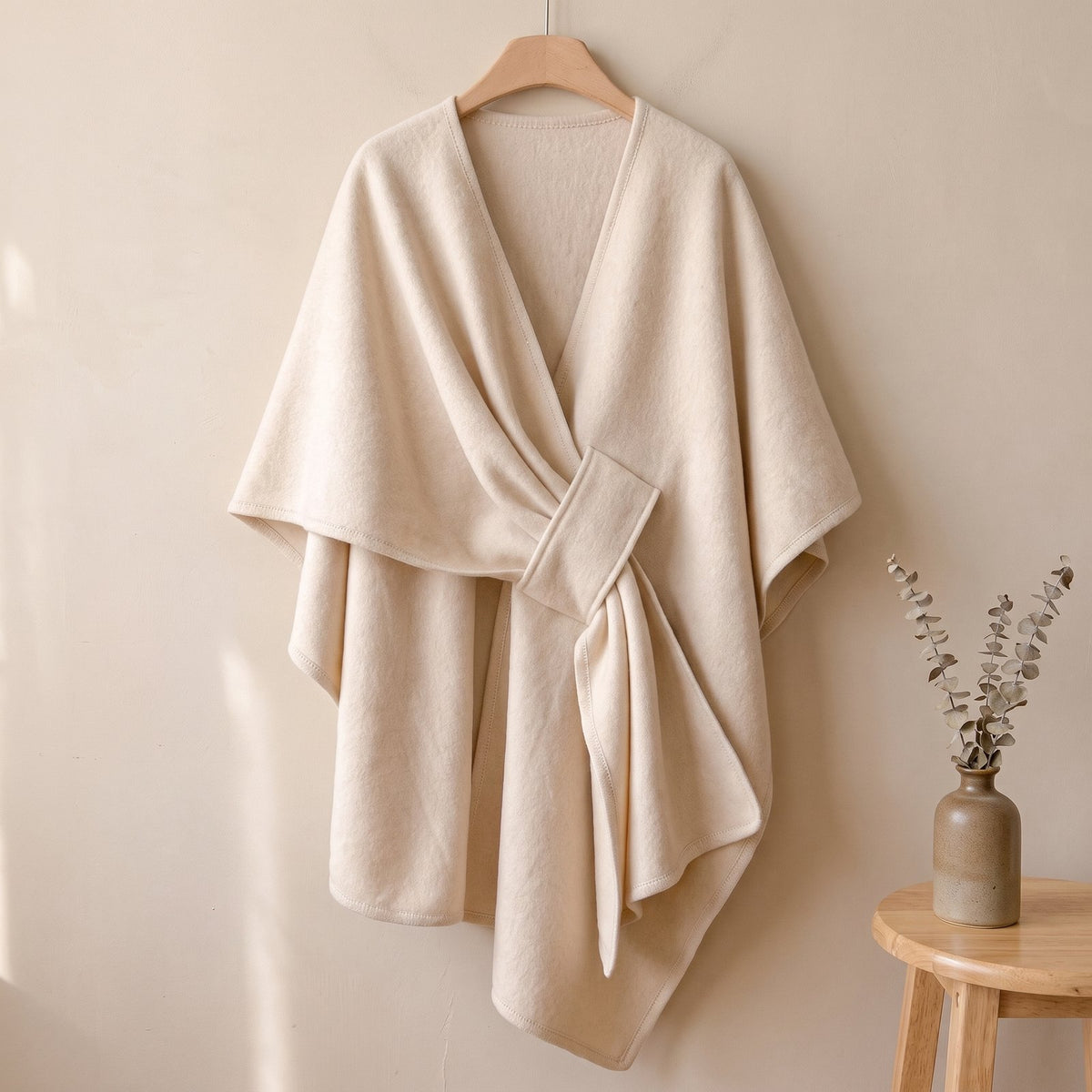 Das Elegante Cape – Strick-Cape in Creme