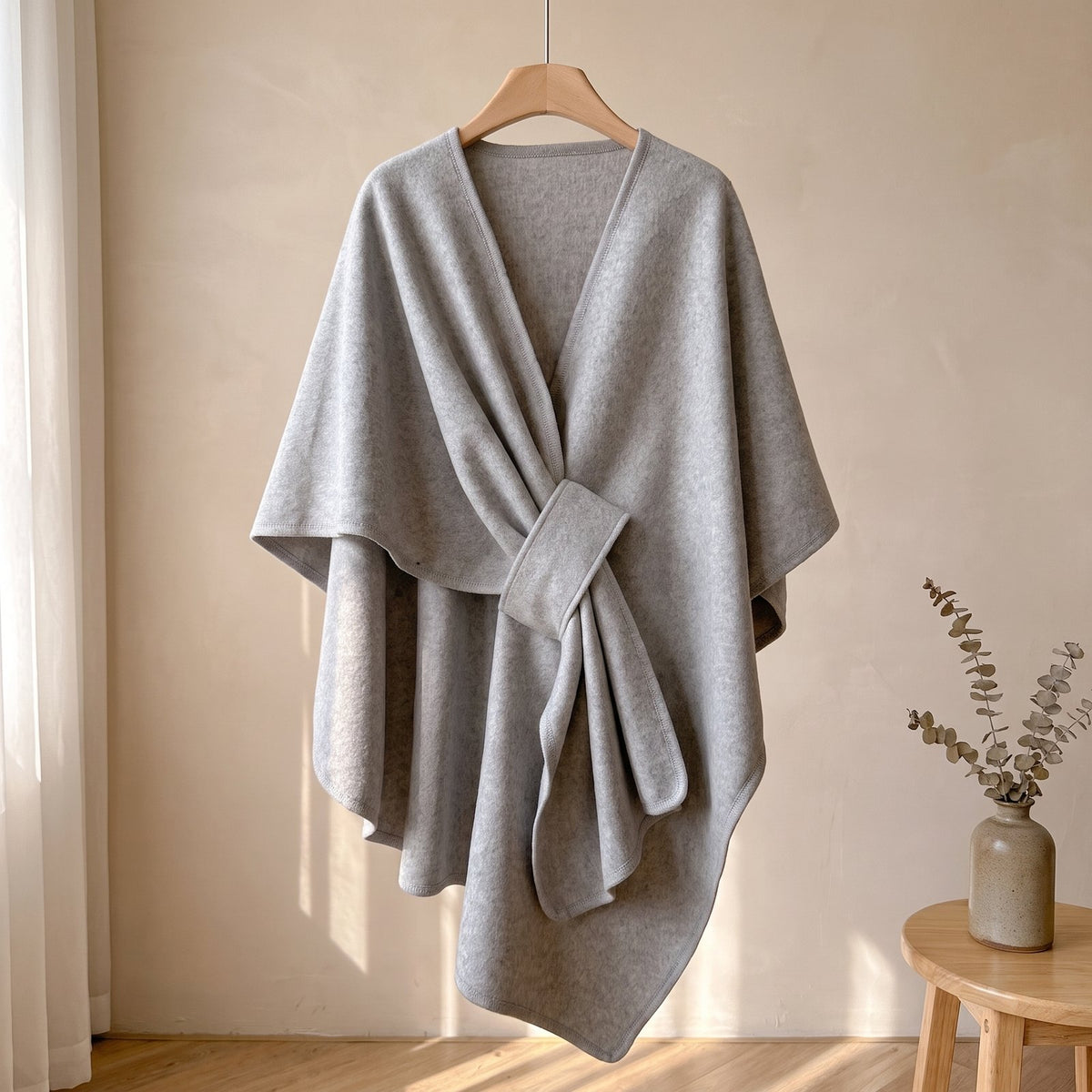 Das Elegante Cape – Strick-Cape in Hellgrau
