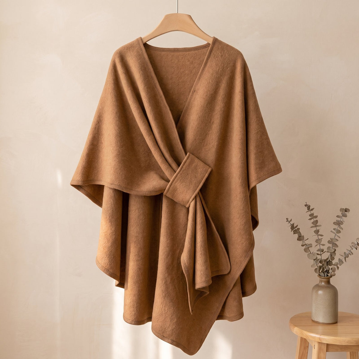 Das Elegante Cape – Strick-Cape in Karamell