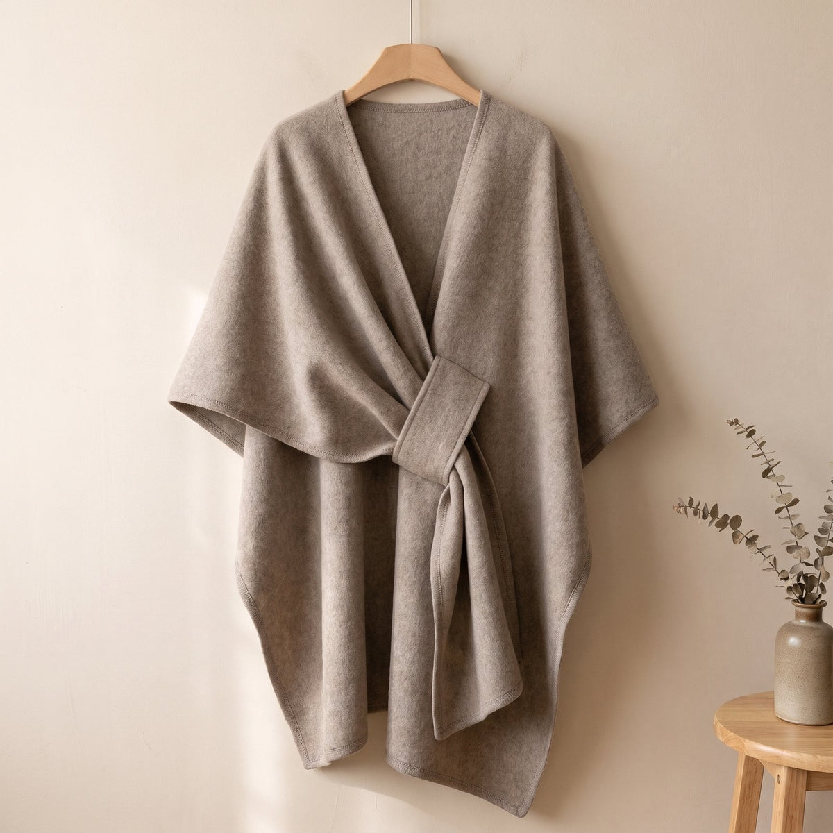Das Elegante Cape – Strick-Cape in Taupe