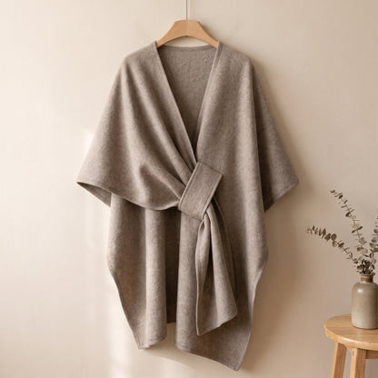 Das Elegante Cape – Strick-Cape in Taupe