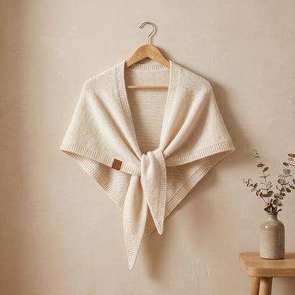Das Feine Tuch – Dreieckstuch aus Feinstrick in Creme