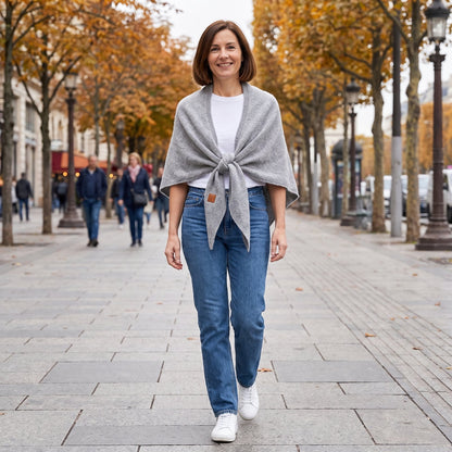 Frau mit Jeans und hellgrauem Tuch in der Stadt