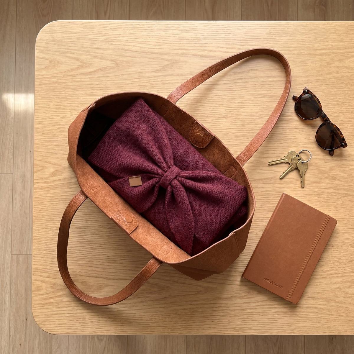 Zusammengelegtes Tuch in Weinrot in einer Handtasche